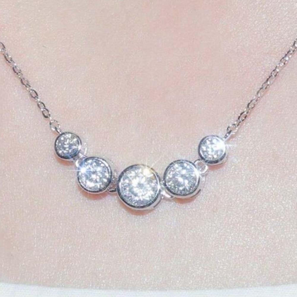 5 Elegant Round Synthetic Zirconias Silver Necklace